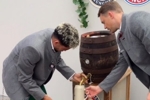 拜仁社媒晒诺伊尔、迪亚斯接啤酒视频：为德国啤酒节干杯！